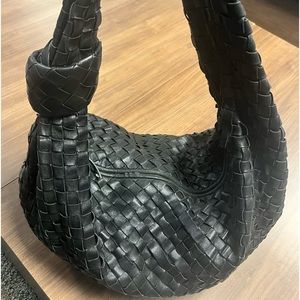 Chic  Bottega Veneta Jodie Large Bag gently used Black